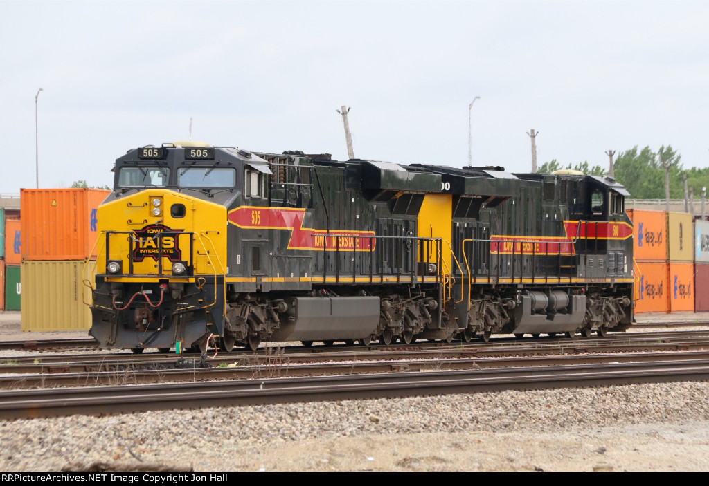 IAIS 505 & 500 wait to power the evening westbound train